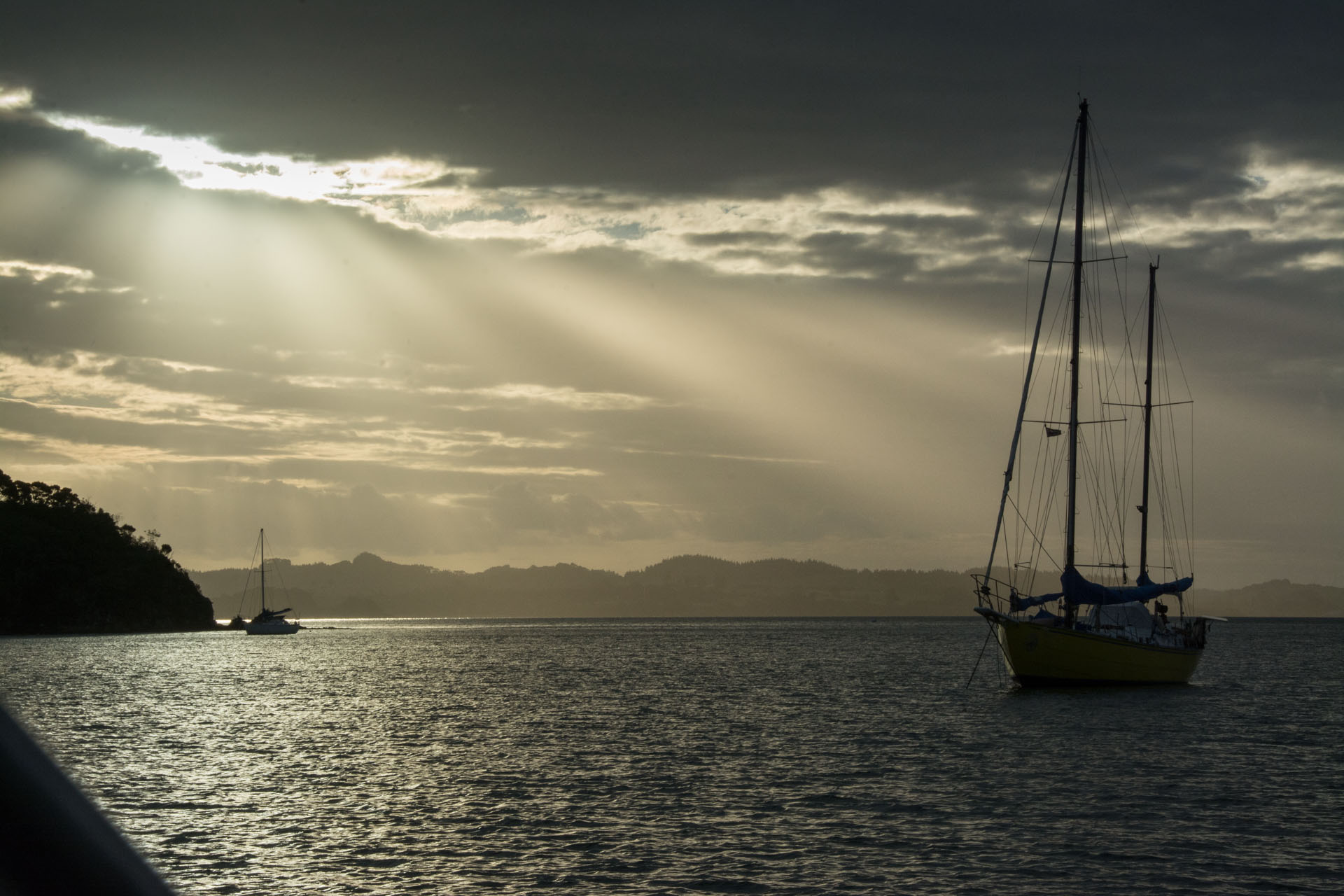 2016 04 04 Sail Nt 6 Anchorge Pomare Bay-103