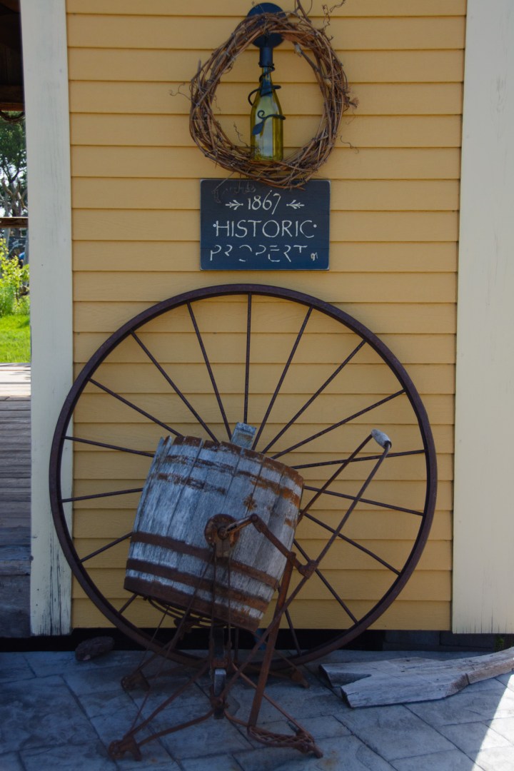 magnetic-hill-winery-and-bb-tasting-room-barn-sign