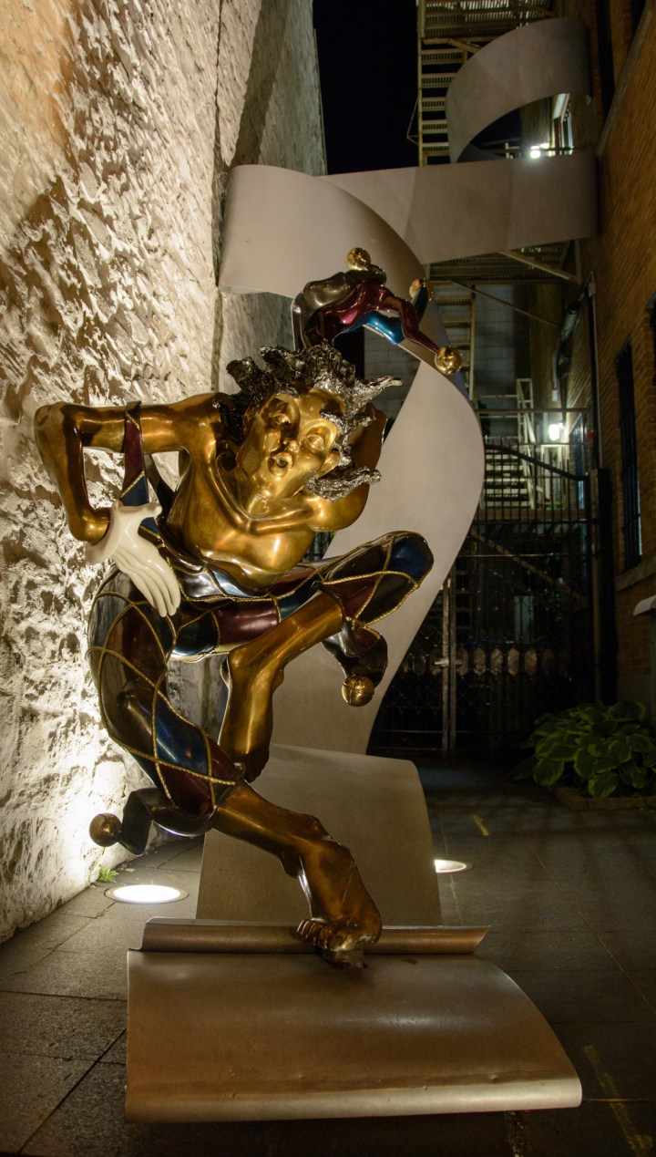 quebec-city-night-statue-1